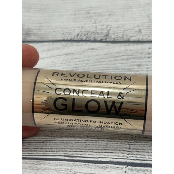 New Makeup Revolution Conceal & Glow F6 Illuminating Foundation 0.7 fl oz / 23ml - Picture 3 of 8